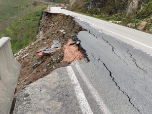 Ordu’nun Fatsa-Aybastı karayolunda meydana gelen heyelan bölgede kısa süreli ulaşım