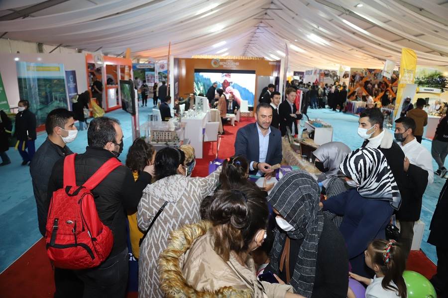 Büyükşehir Standlarını Siyasi İsimler de Ziyaret Etti BUYUKSEHIRIN STANTLARINA GENCLERIN YANI SIRA SIYASI ISIMLERDE ILGI GOSTERDI 3
