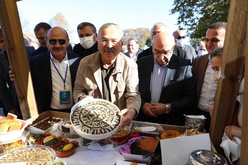 HAMSİ FESTİVALİNDE EVLERE SERVİS 3 TON HAMSİ EVLERE SERVİS EDİLDİ
