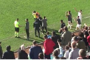 Olaylı Ünye 1957 Spor-Eynesil Belediyespor maçında hakeme kafa atan futbolcunun
