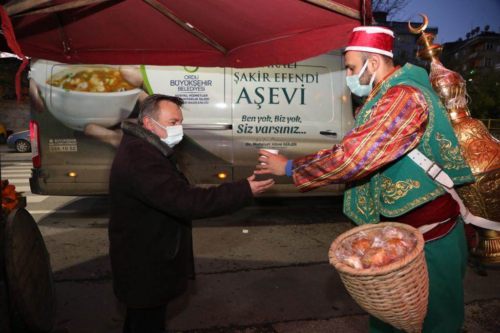 BÜYÜKŞEHİRDEN ÇORBA İKRAMI Sosyal projelerle vatandaşların gönlüne dokunmaya devam eden