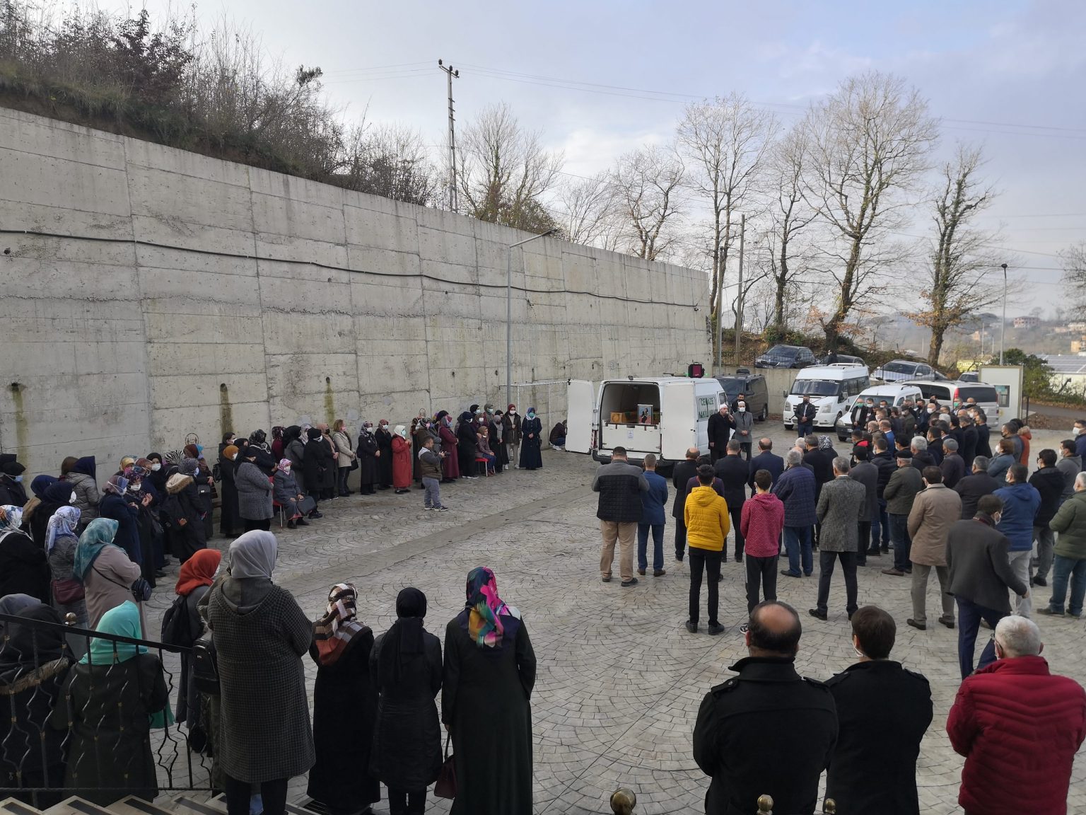 Samsun’da bir otomobilin çarpması sonucu yoldan çıkarak refüjdeki ağaca çarpan