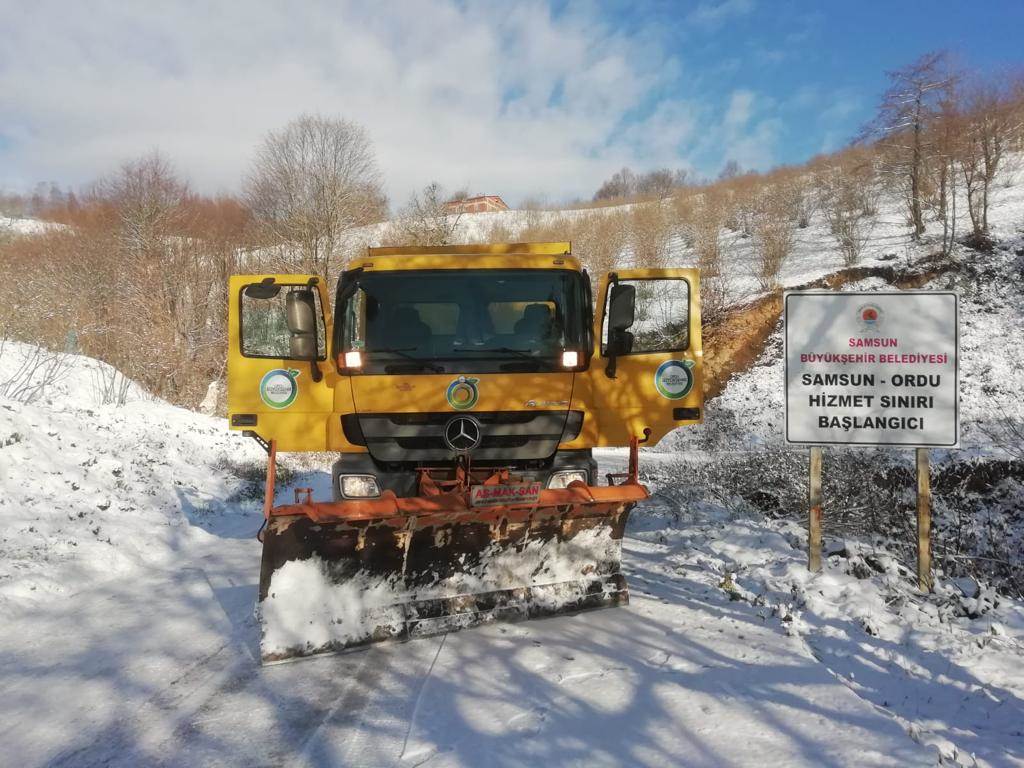 TÜRKİYE’NİN KIRSAL YOL AĞI EN UZUN İLİNDE KARLA MÜCADELE ÇALIŞMALARI