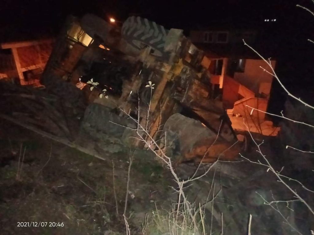 Korgan'da İş Makinesi Kaza Yaptı jcb2