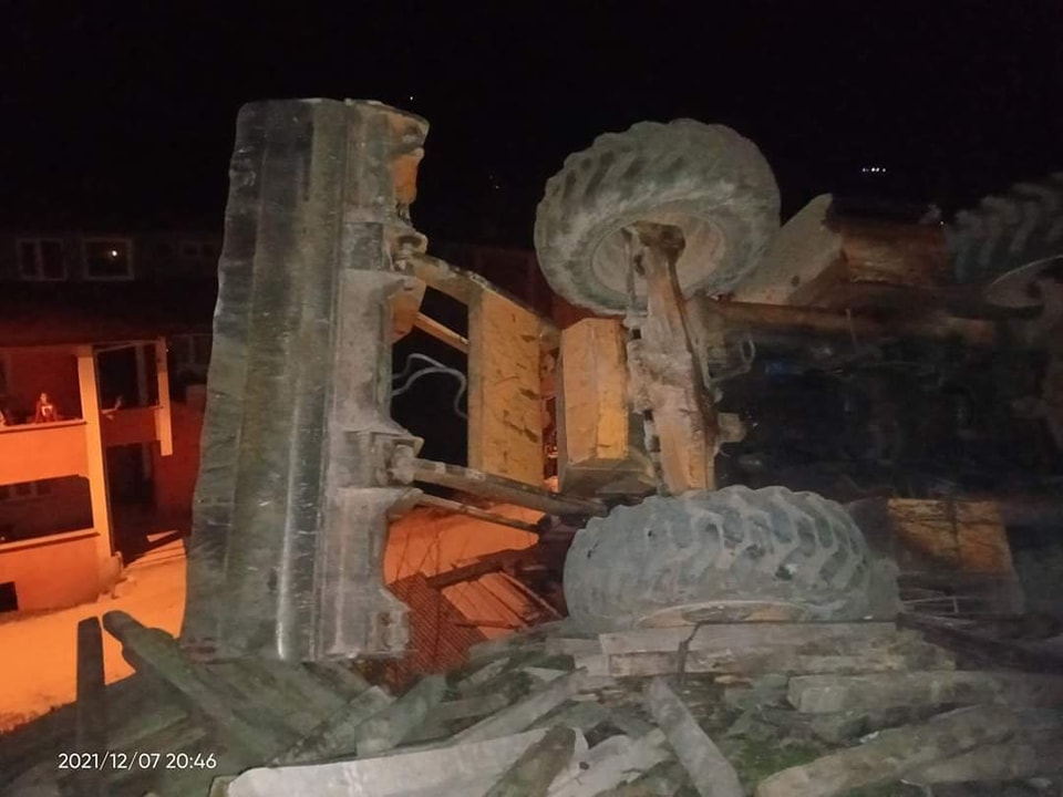 Korgan ilçesinde meydana gelen kazada, yoldan çıkan iş makinesi yan