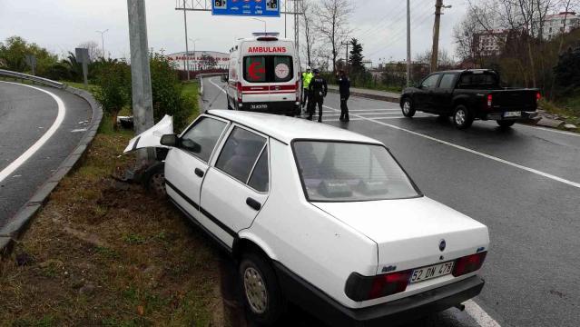 Ordu'da, lastiği patlayan otomobilin kontrolden çıkarak aydınlatma direğine çarpması sonucu