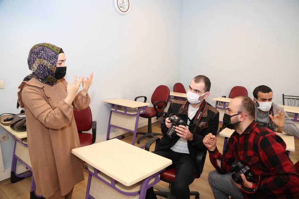 İŞARET DİLİYLE FOTOĞRAF ÇEKMEYİ ÖĞRENİYORLAR fotograf2