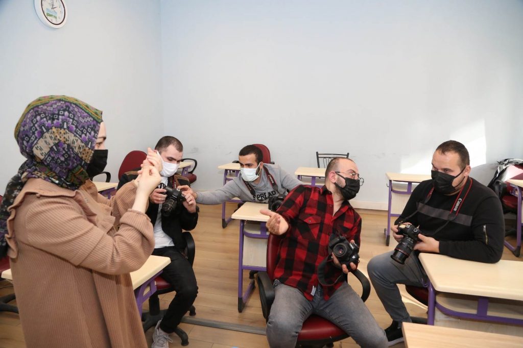 İŞARET DİLİYLE FOTOĞRAF ÇEKMEYİ ÖĞRENİYORLAR fotograf4