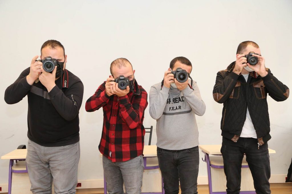 İŞARET DİLİYLE FOTOĞRAF ÇEKMEYİ ÖĞRENİYORLAR fotograf5