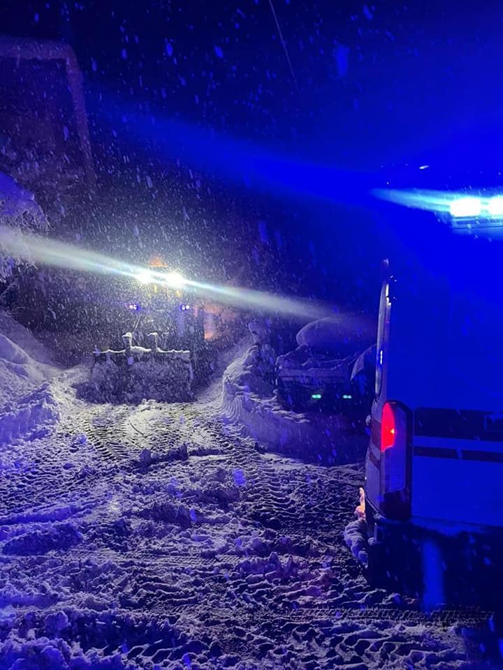 ÜNYE BELEDİYESİ YOLLARI AÇTI, SAĞLIK EKİPLERİ HASTALARA ULAŞTI karli yol 2