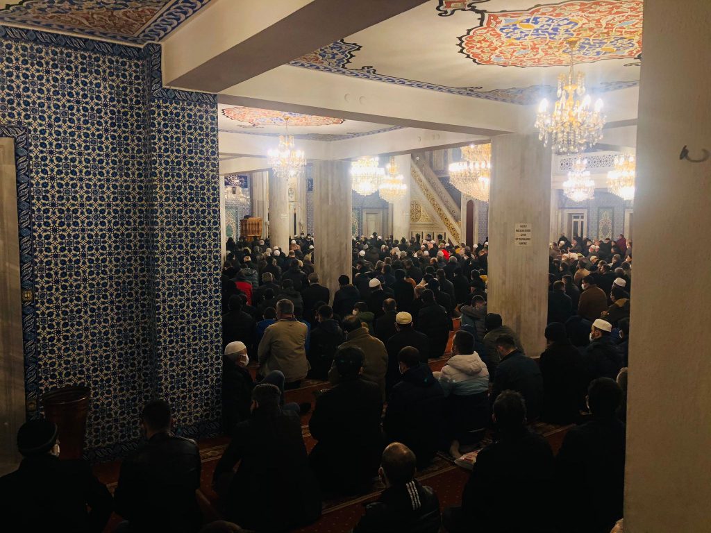 ''AİLECE CAMİDE,MİLLETÇE DUADAYIZ'' SABAH NAMAZINDA CAMİLER DOLDU TAŞTI namaz3