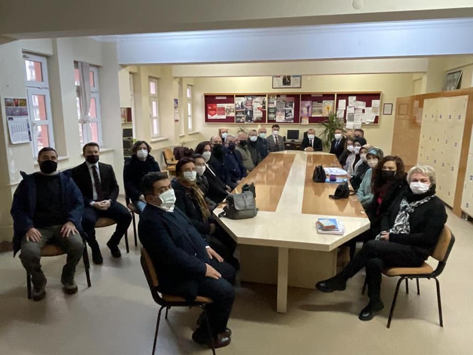 Her hafta başı mesaisine bir okulu ziyaret ederek başlayan Vali