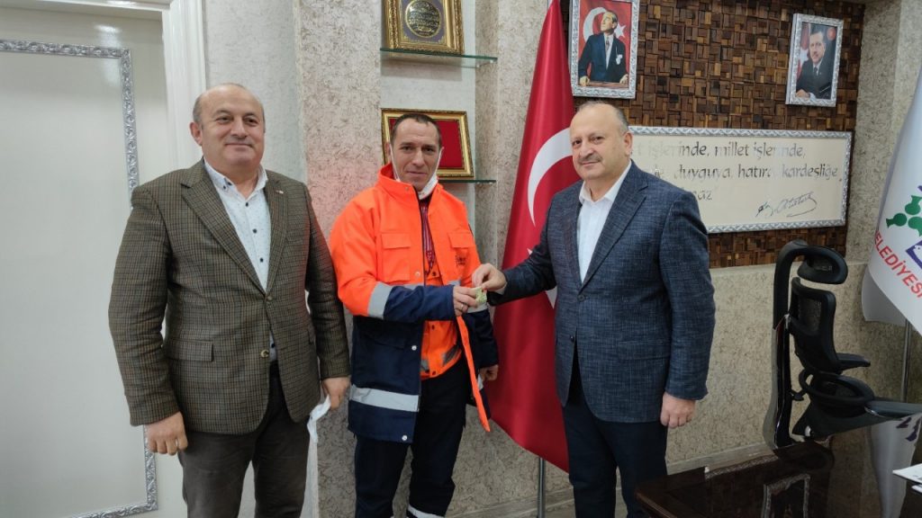 BAŞKAN TAVLI, VATANDAŞIN DÜŞÜRDÜĞÜ PARASINI BULARAK TESLİM EDEN İŞÇİYİ ÖDÜLLENDİRDİ para1