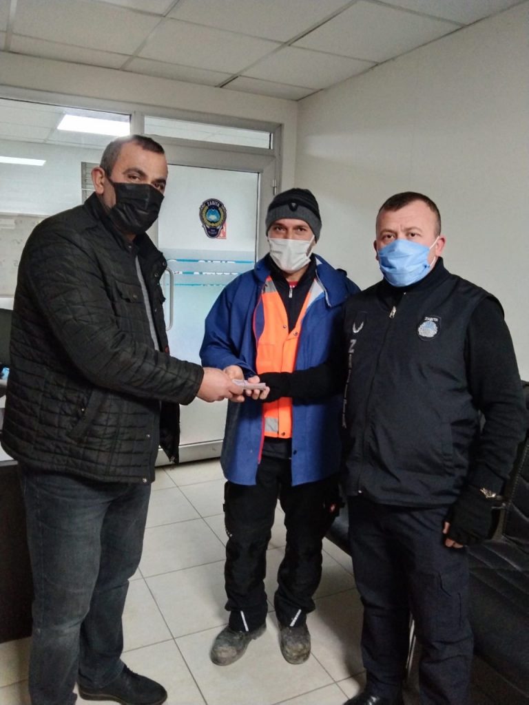 BAŞKAN TAVLI, VATANDAŞIN DÜŞÜRDÜĞÜ PARASINI BULARAK TESLİM EDEN İŞÇİYİ ÖDÜLLENDİRDİ para2