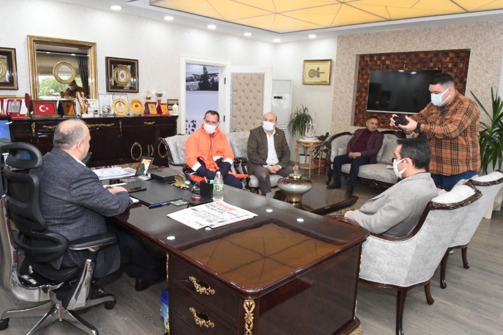 BAŞKAN TAVLI, VATANDAŞIN DÜŞÜRDÜĞÜ PARASINI BULARAK TESLİM EDEN İŞÇİYİ ÖDÜLLENDİRDİ para7