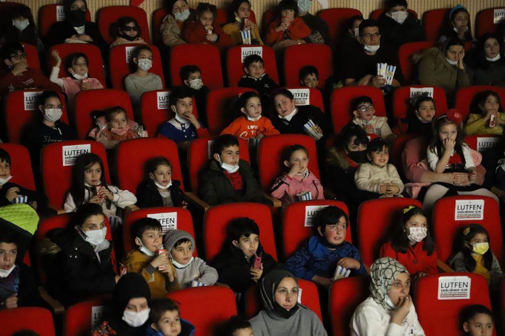 BÜYÜKŞEHİR BELEDİYESİ KÜLTÜR SANAT ETKİNLİKLERİNDE ÇOCUKLARI UNUTMUYOR sinema1