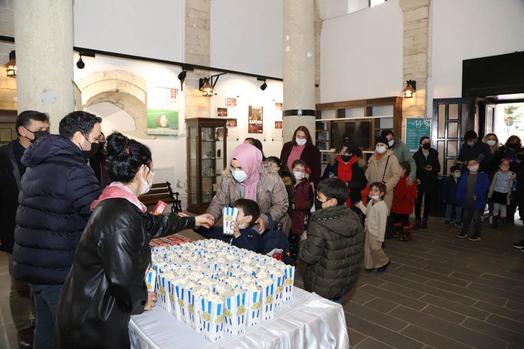 BÜYÜKŞEHİR BELEDİYESİ KÜLTÜR SANAT ETKİNLİKLERİNDE ÇOCUKLARI UNUTMUYOR sinema2