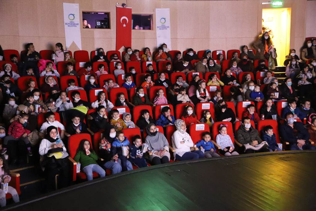 BÜYÜKŞEHİR BELEDİYESİ KÜLTÜR SANAT ETKİNLİKLERİNDE ÇOCUKLARI UNUTMUYOR sinema3
