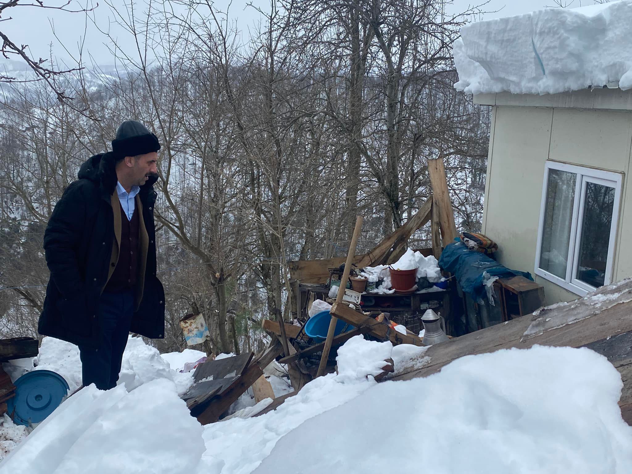 Ordu'nun Çaybaşı ilçesinde karın ağırlığına dayanamayan balkon çöktü, altında kalan