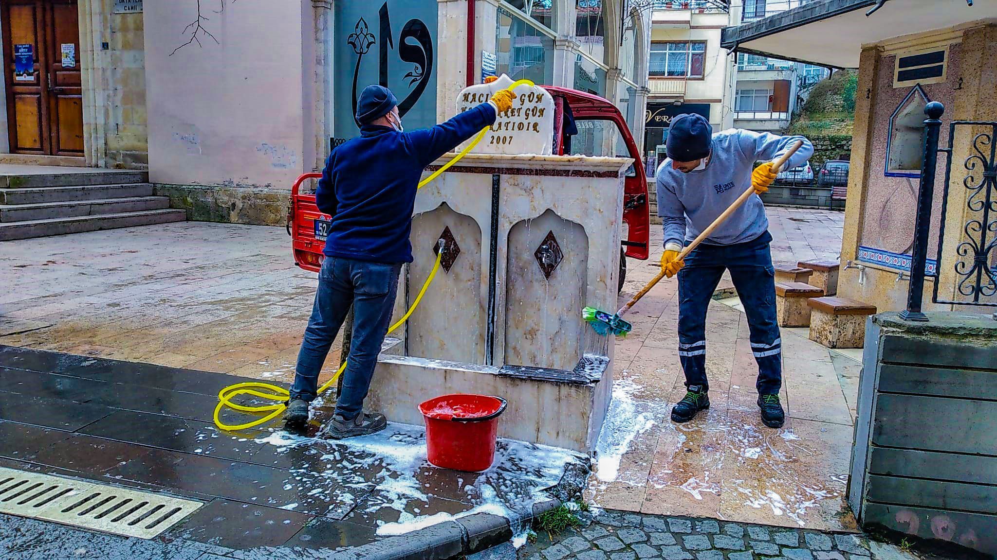 Ünye Belediyesi kent genelinde temizlik çalışmalarını titizlikle sürdürürken, hizmet çalışmalarını