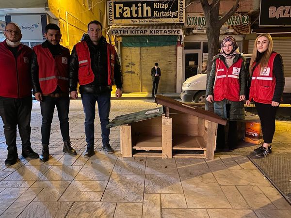 KIZILAYLI GENÇLERDEN KEDİLERE SICAK YUVA KEDI