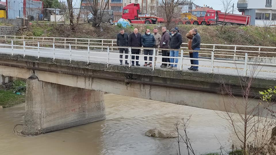ÜNYE BELEDİYESİ'NDEN DERELERDE TAŞKIN ÖNLEME ÇALIŞMALARI dere1