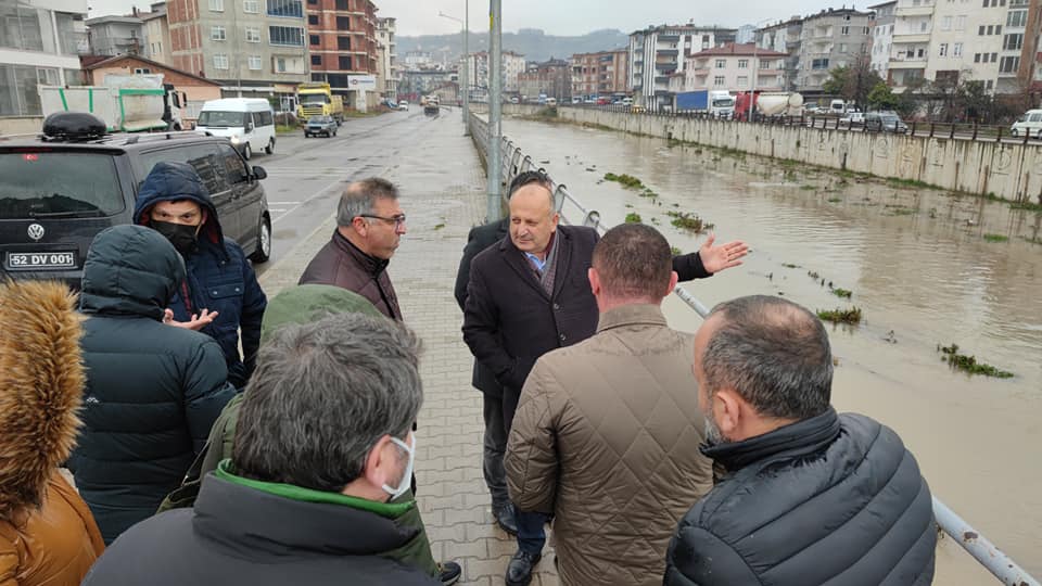 ÜNYE BELEDİYESİ'NDEN DERELERDE TAŞKIN ÖNLEME ÇALIŞMALARI dere4