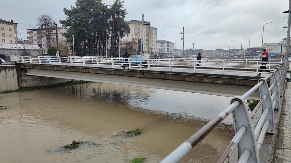 ÜNYE BELEDİYESİ'NDEN DERELERDE TAŞKIN ÖNLEME ÇALIŞMALARI dere6