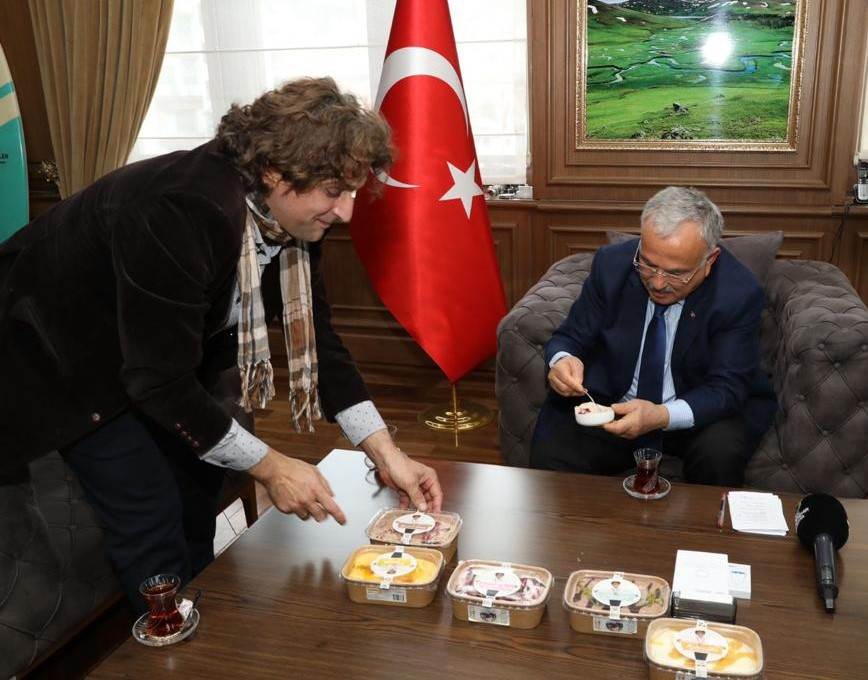 BAŞKAN GÜLER ORDULU DÜNYA DONDURMA ŞAMPİYONU’NU AĞIRLADI ggler