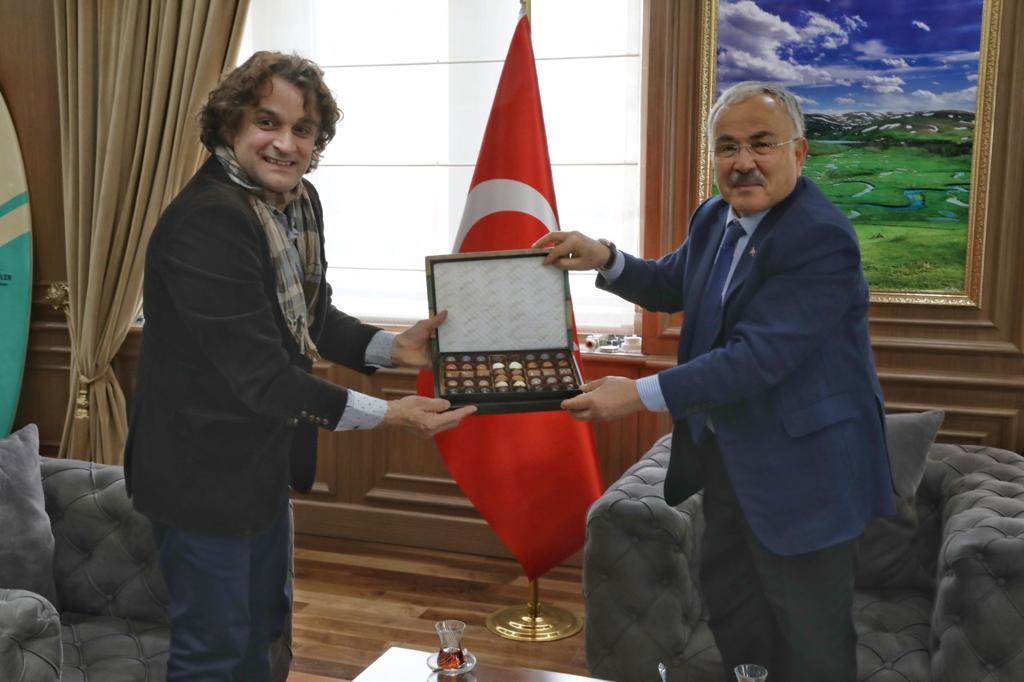 BAŞKAN GÜLER ORDULU DÜNYA DONDURMA ŞAMPİYONU’NU AĞIRLADI guler1