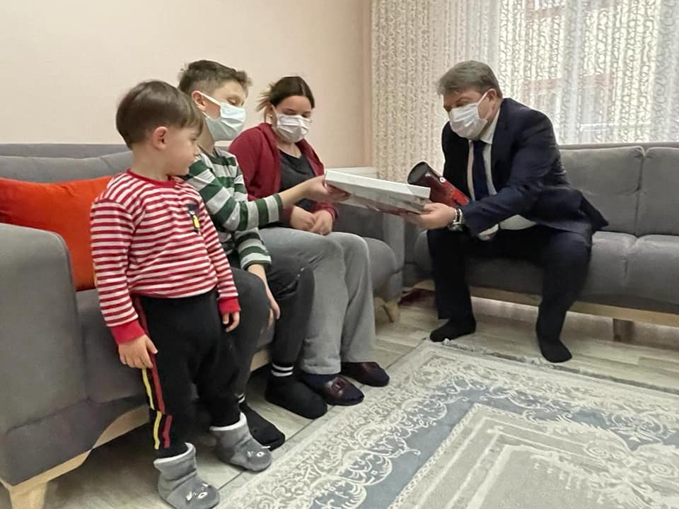 VALİ SONEL, ŞİMDİ DE ÇÖLYAK HASTASI ÖĞRENCİLERE EL UZATTI hasta