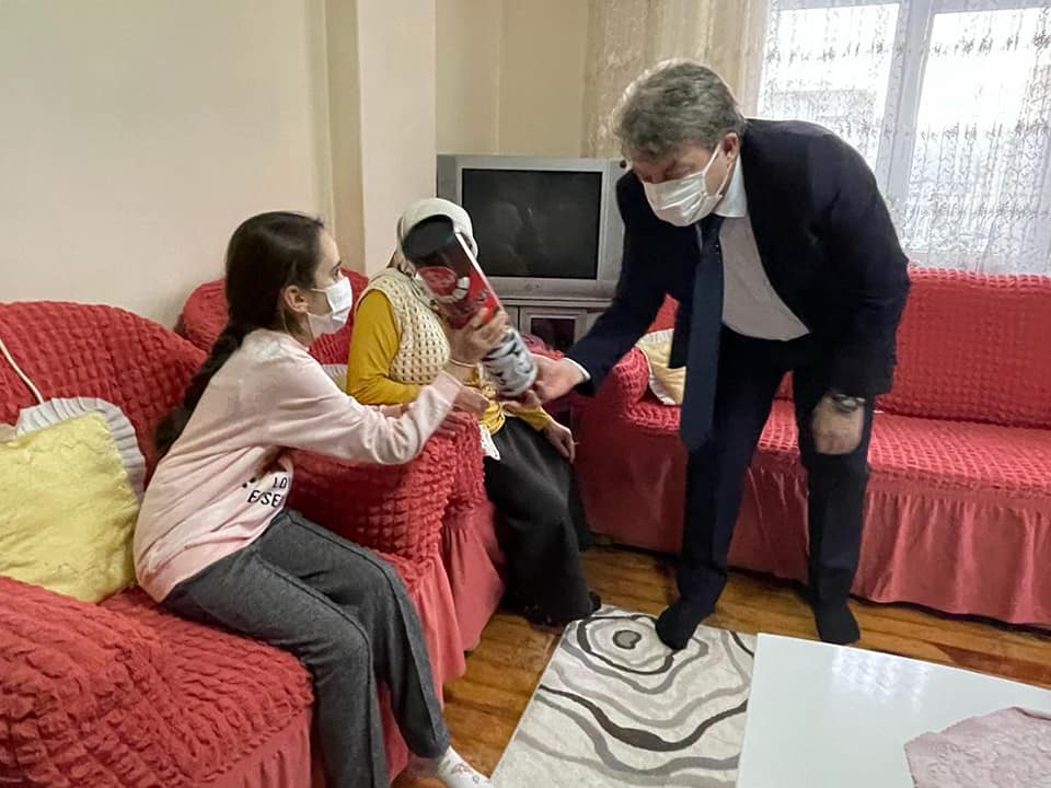 VALİ SONEL, ŞİMDİ DE ÇÖLYAK HASTASI ÖĞRENCİLERE EL UZATTI hasta2