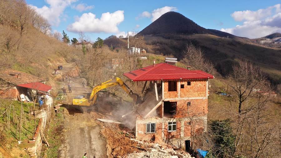 Ordu Büyükşehir Belediyesi, Ünye ilçesine bağlı İnkur Mahallesi'nde heyelan riski