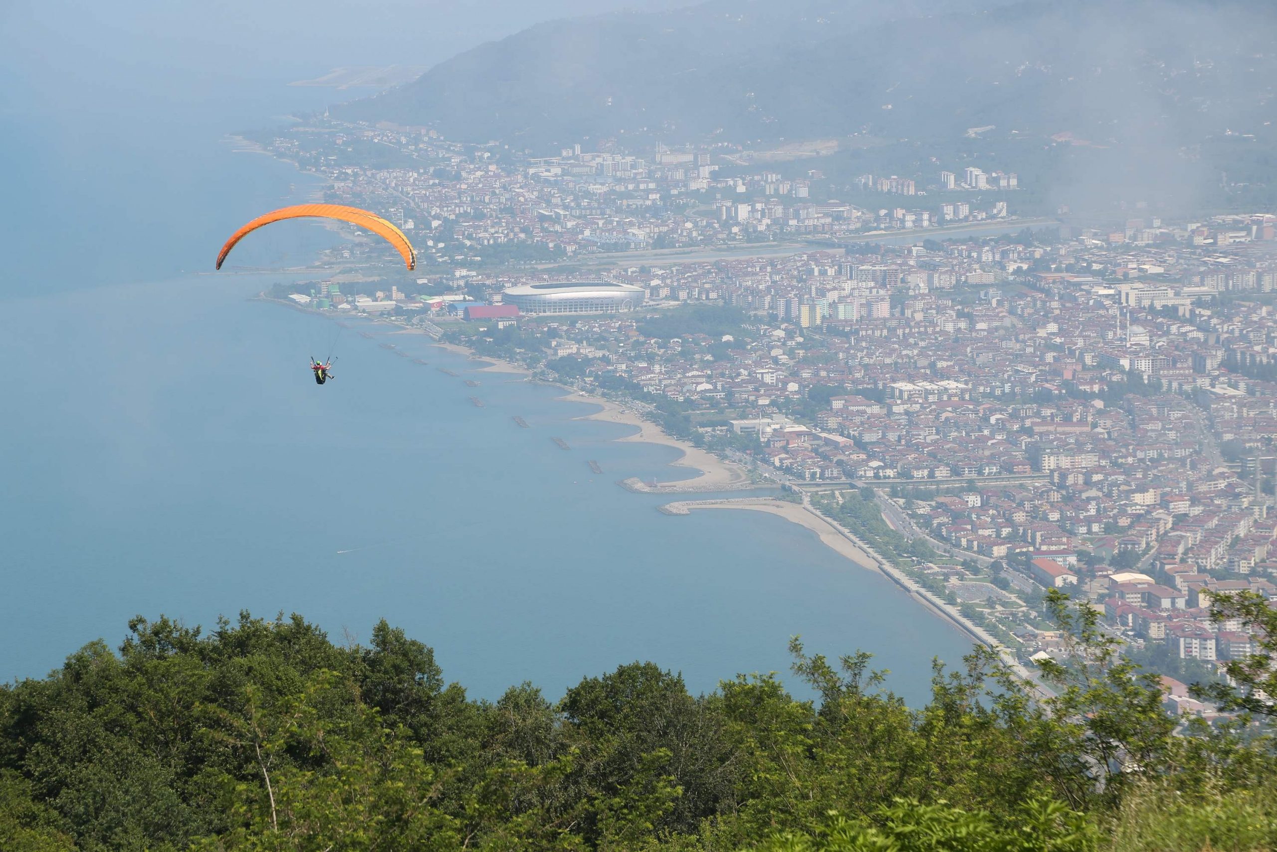 Ordu'nun Altınordu ilçesinde eğitim uçuşu yapan yamaç paraşütçüsü kontrolünü kaybedince