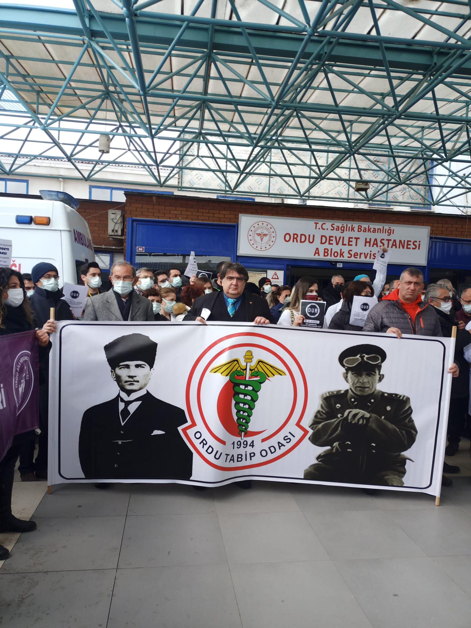 14 Mart Tıp Bayramı nedeniyle Atatürk anıtında çelenk sunma töreni