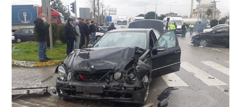 Samsun’un Çarşamba ilçesinde iddiaya göre kırmızı ışık ihlali yapan otomobilin