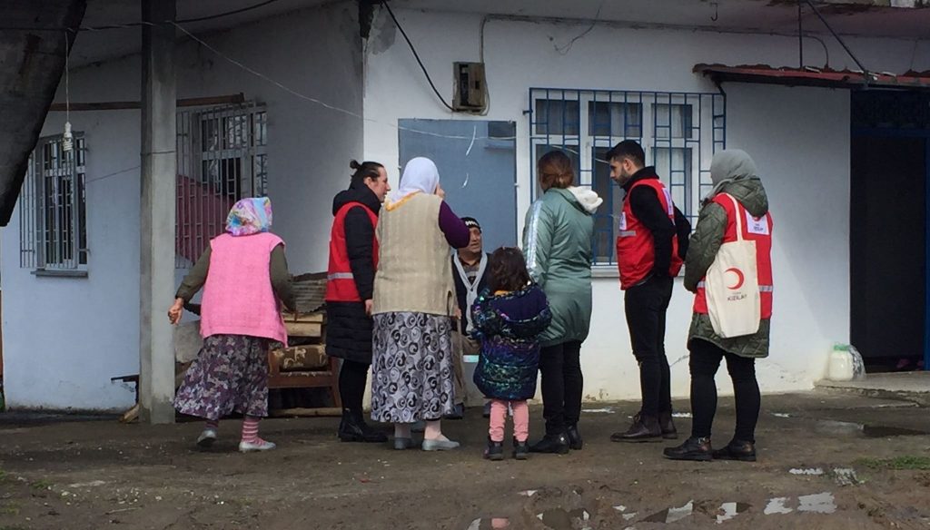 KIZILAY YAŞLILARA SAYGI GÜNÜ ZİYARETİ GERÇEKLEŞTİRDİ KIZ