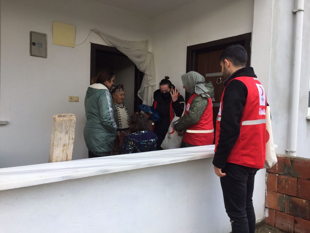 KIZILAY YAŞLILARA SAYGI GÜNÜ ZİYARETİ GERÇEKLEŞTİRDİ KIZ2