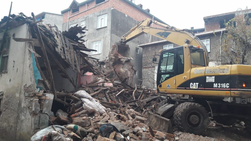 RİSK OLUŞTURAN METRUK BİNALAR YIKILIYOR bin1 1