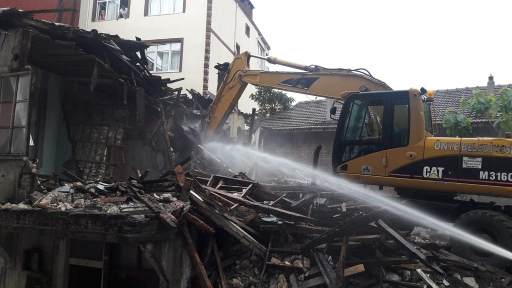 RİSK OLUŞTURAN METRUK BİNALAR YIKILIYOR bin2