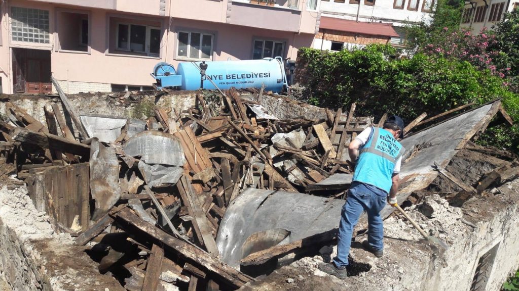 RİSK OLUŞTURAN METRUK BİNALAR YIKILIYOR bin3
