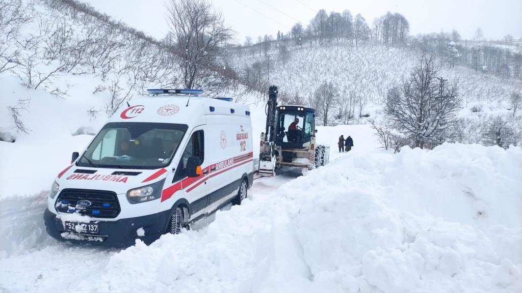 Ordu’da etkili olan yoğun kar yağışı nedeniyle kar yüksekliği 4