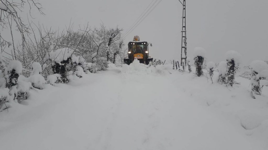 ORDU’DA KAR KALINLIĞI 2,5 METREYİ GEÇTİ met1