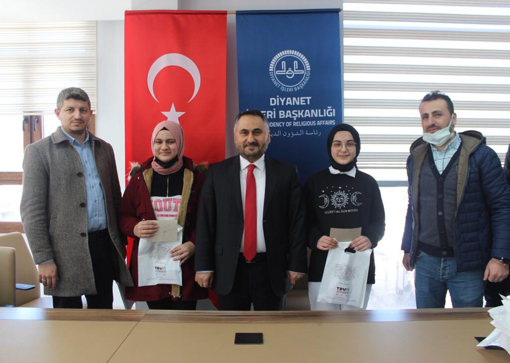 ÜNYE MÜFTÜLÜĞÜ YARIŞMADA DERECEYE GİREN ÖĞRENCİLERİ ÖDÜLLENDİRDİ muf1