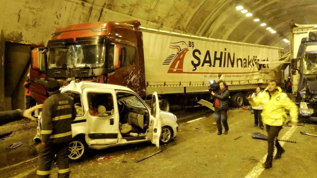 TÜNELDE ZİNCİRLEME TRAFİK KAZASI zincirleme kazada kapanan bolu dagi tuneli 5 14807901 amp