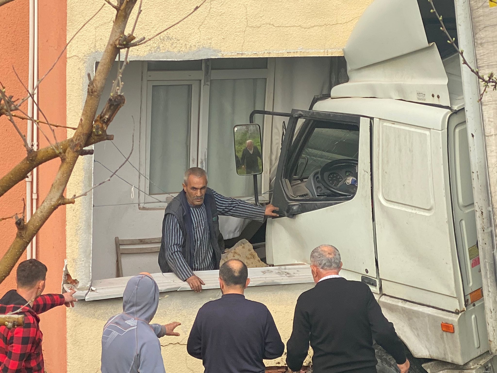 Ünye’de meydana gelen trafik kazasında bir kamyon sürücüsü direksiyon hakimiyetini