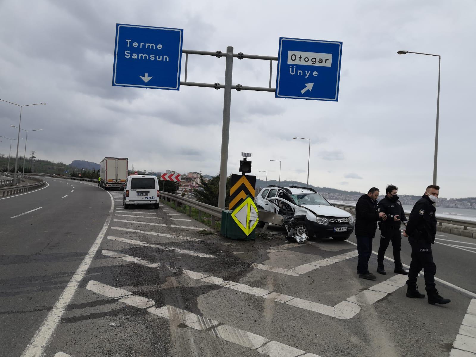 Ünye otogar kavşağında direksiyon hâkimiyetini kaybeden sürücü orta refüje çarparken