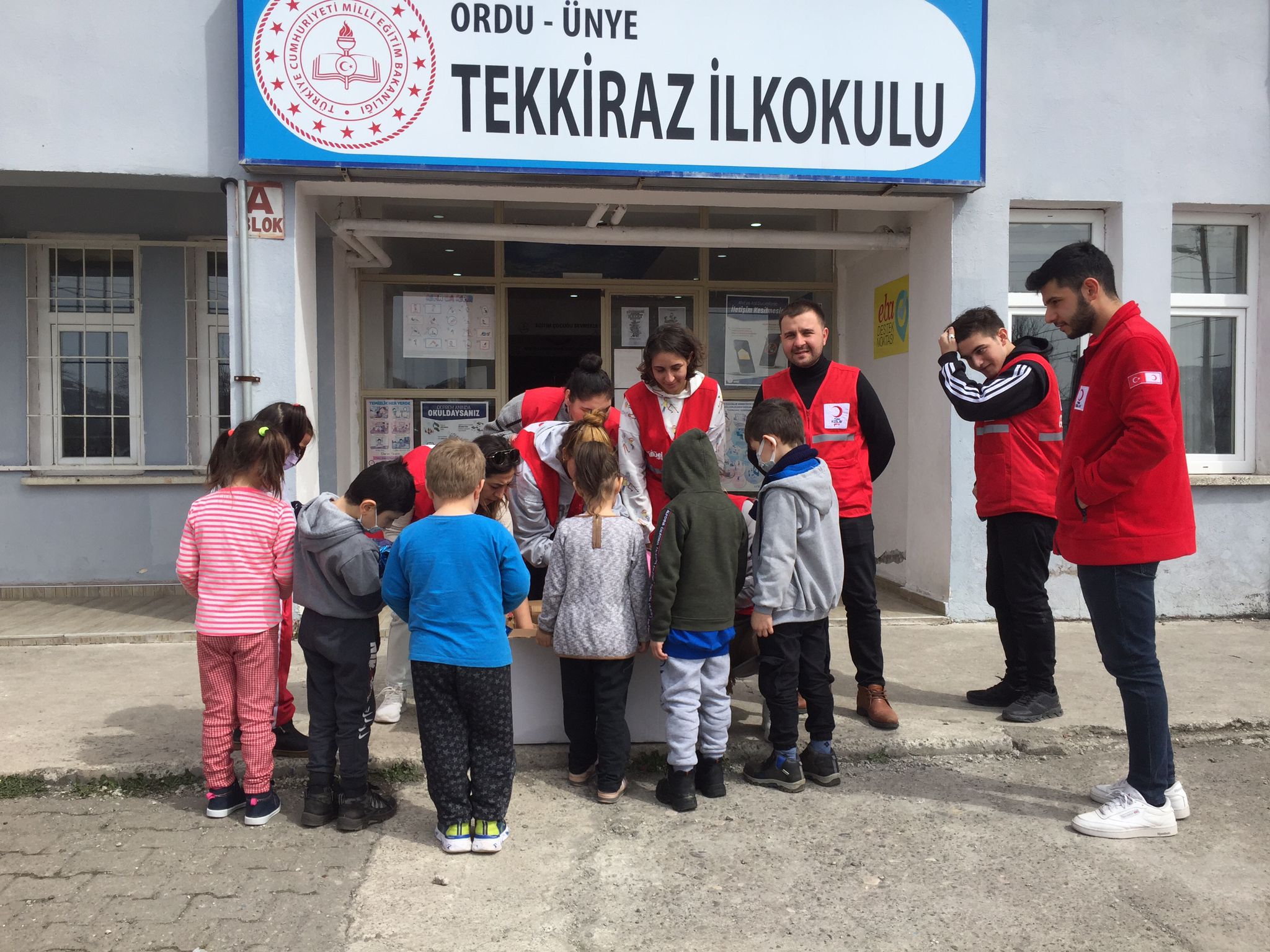 Ünye Kızılay Şubesi Kadın Kolları tarafından ilçe genelinde okuyan minik