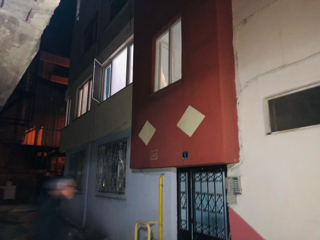 2 ÇOCUK ANNESİ EVİNDE ÖLÜ BULUNDU OZNUR T
