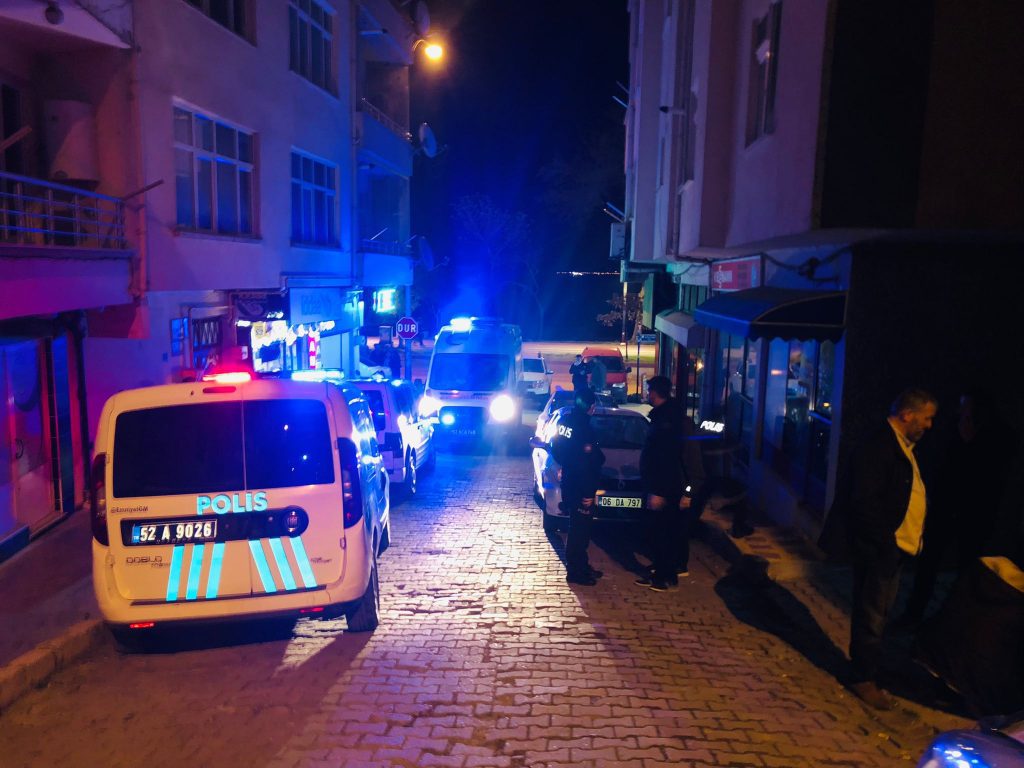 2 ÇOCUK ANNESİ EVİNDE ÖLÜ BULUNDU OZNUR T 2